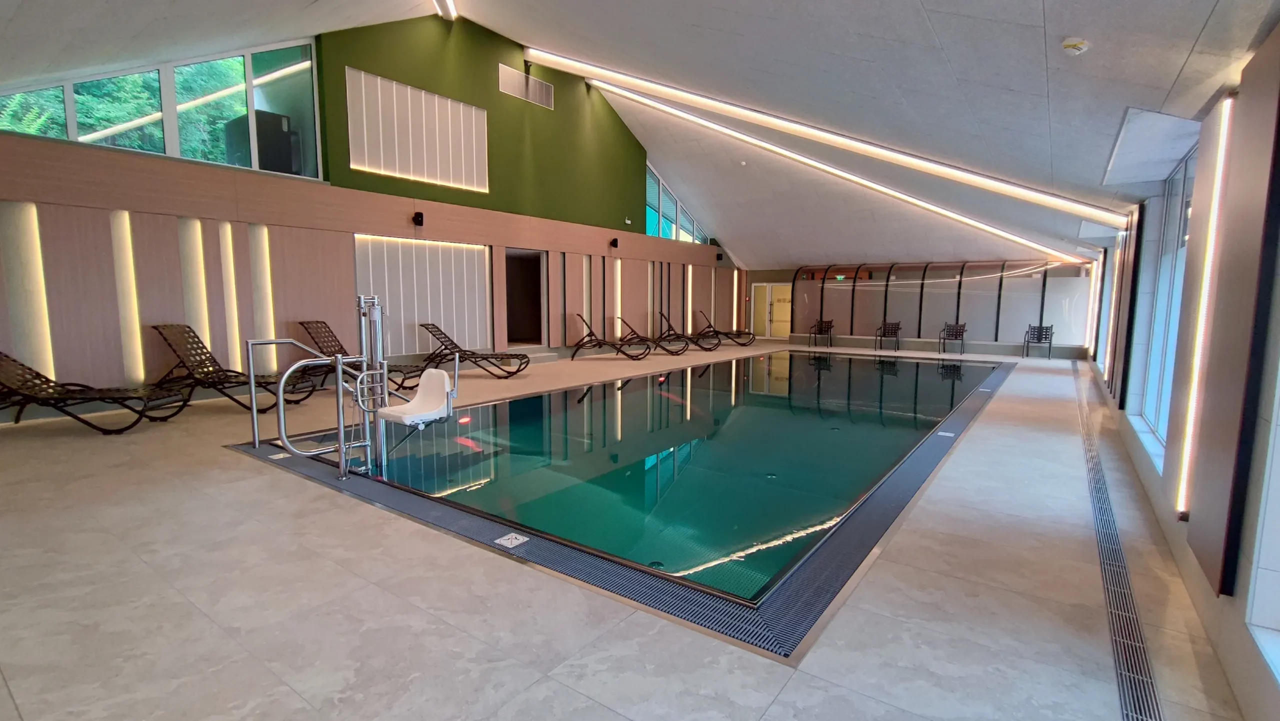 Hallenbad im ALPINE Appartement 208 by globboard, Schladming-Dachstein, mit barrierefreiem Zugang und modernem Liegebereich.